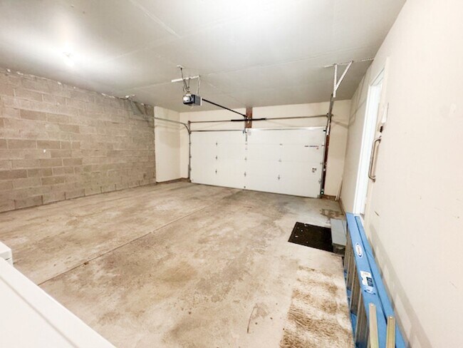 Building Photo - Amazing High-End Townhouse - End Unit - Ca...
