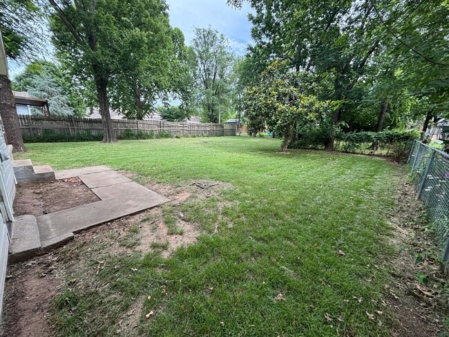 Building Photo - 3 bedroom 1 bath house with garage and cen...
