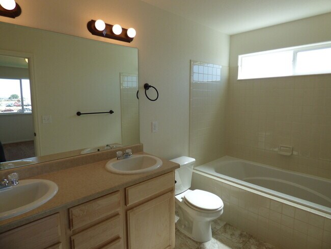 Building Photo - Two Story 3 Bed / 2.5 Bath Home in Windsor!