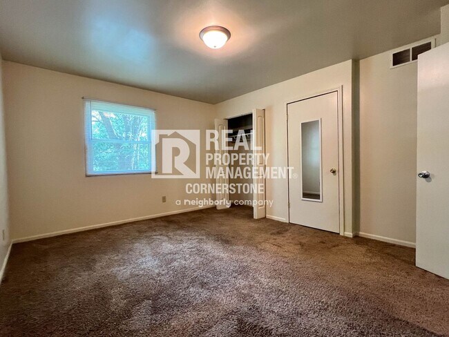 Building Photo - Charming 2-Bedroom Home with Spacious Yard