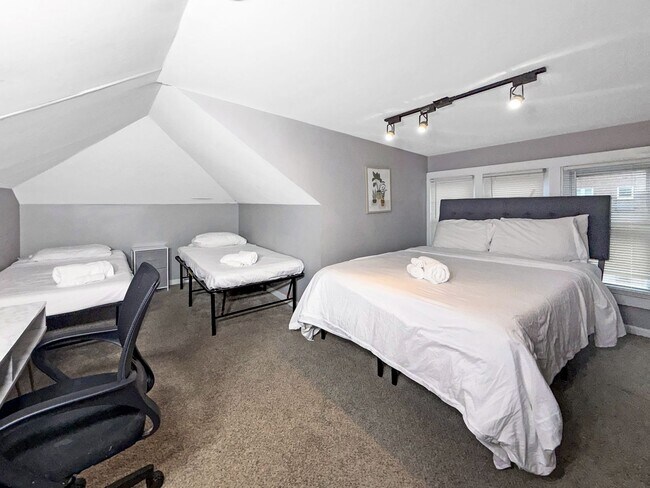 Building Photo - Fully Remodeled 4 Bed 2 Bath Home