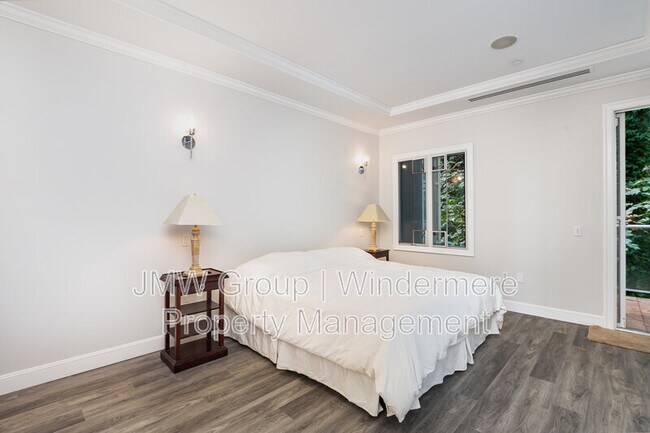 Building Photo - 1709 Harbor Ave SW