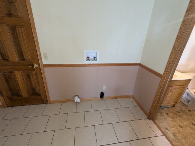 Building Photo - 136 Main St