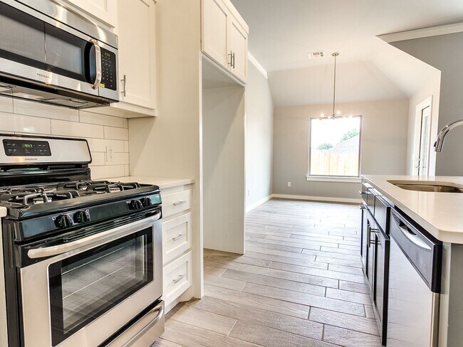 Building Photo - Modern Home in Edmond Schools - 4 bedrooms...