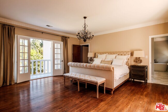 Building Photo - 1004 N Beverly Dr