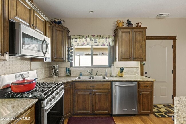 Building Photo - Gated Black Bay Community condo 3 bed 2.5 bath