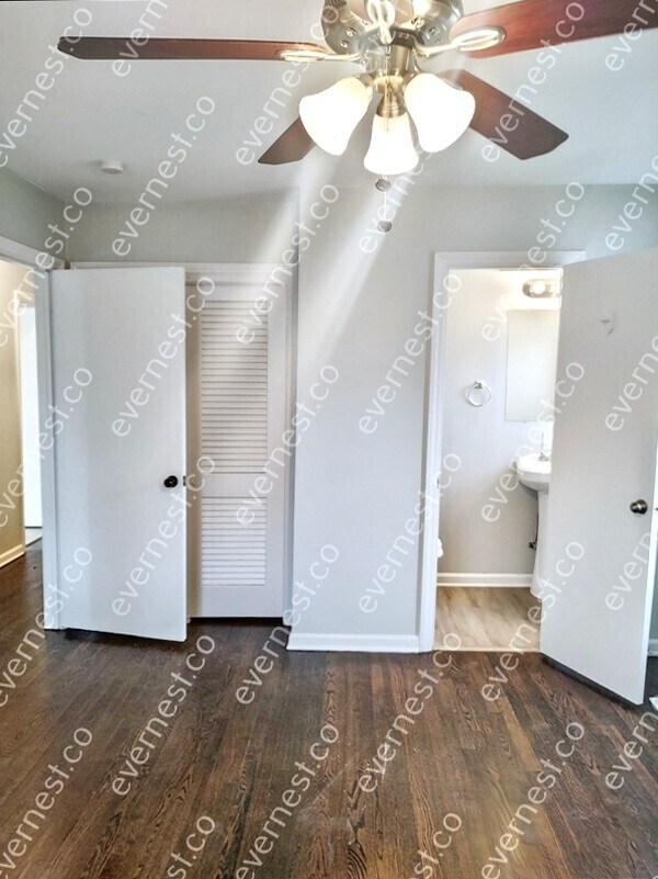 Building Photo - 210 Brookview Dr