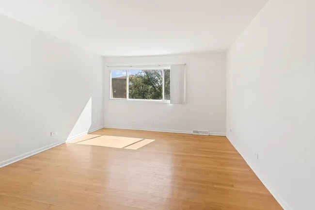 Building Photo - BEAUTIFUL LARGE 1 BED/1 BATH TOWNHOUSE RENTAL W/IN-UNIT LAUNDRY AND PARKING.....MUST SEE!!