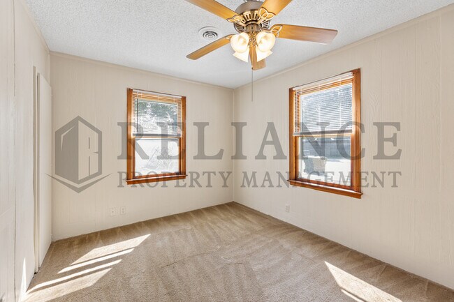 Building Photo - 208 W 5th St
