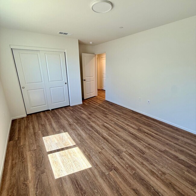 Building Photo - BRAND NEW 4 BEDROOM ADELANTO HOME