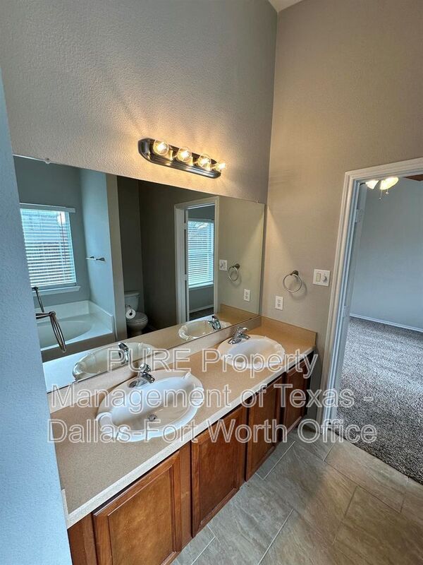 Building Photo - 5033 Caraway Dr