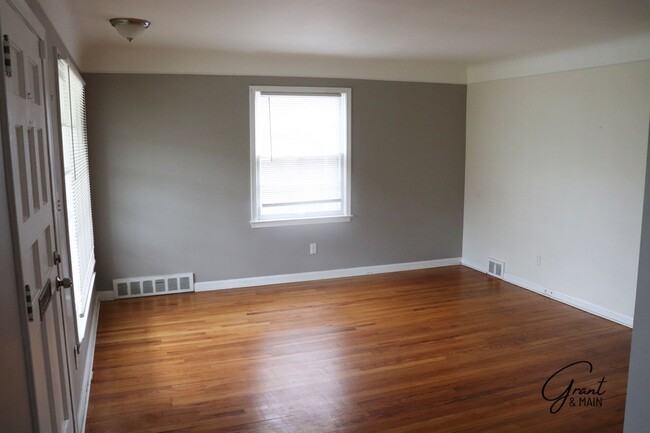 Building Photo - Spacious 3 Bedroom - 1 Bath - Redford - $1...