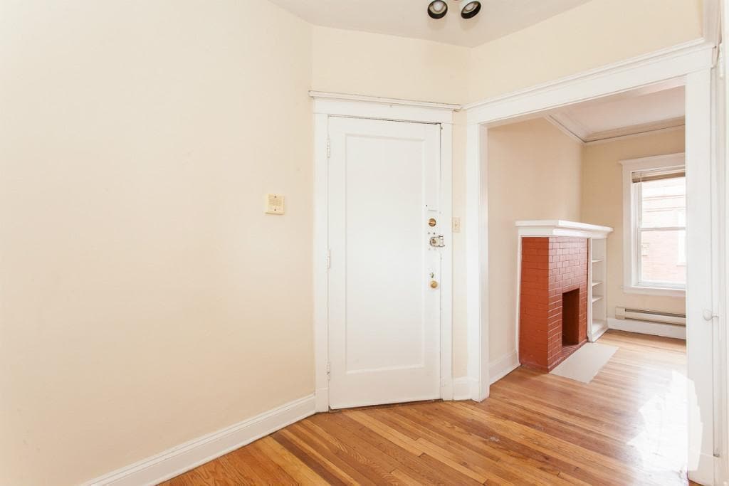 Building Photo - 4423 N Wolcott Ave