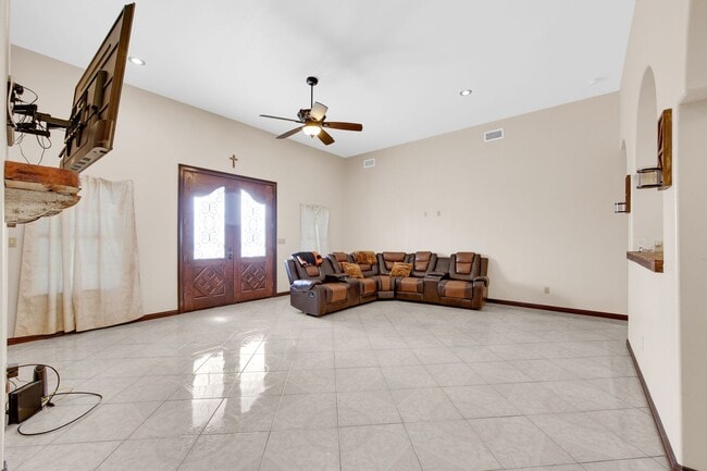 Building Photo - 825 Carpintero St