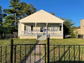 Building Photo - Spacious 3 bedroom and 1 bath house! FIRST...