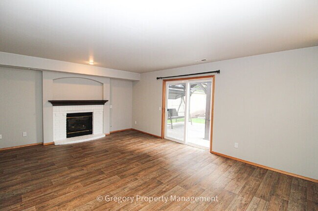 Building Photo - Well Maintained 1st Time Rental 4bed 3bath 2 Car 2076sf New Paint. Huge Fenced Backyard A/C