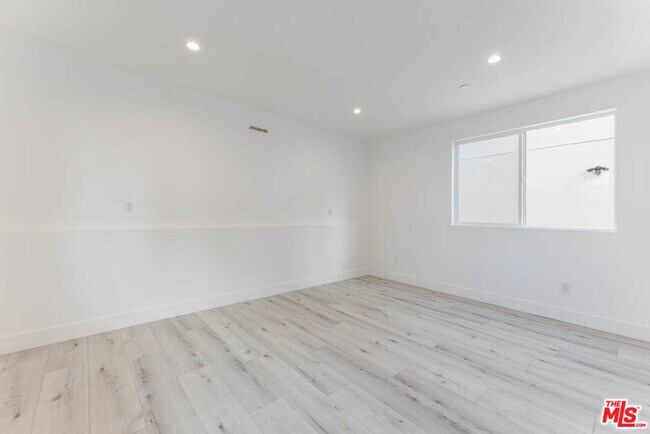Building Photo - 1238 1/2 Beachwood Dr