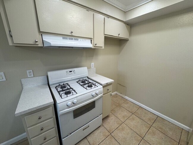 Building Photo - Long Beach 2 bed 1.5 Bath Condo - Pool, Laundry, & Parking included!