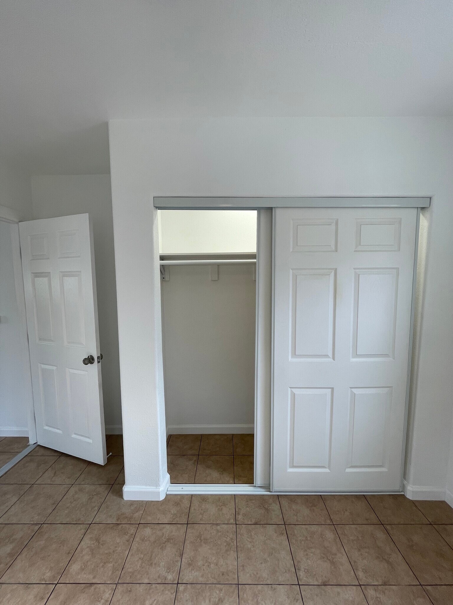 Building Photo - 1030 E 46th St