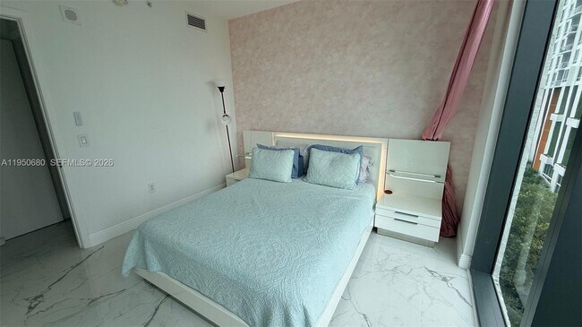 Building Photo - 460 NE 28th St