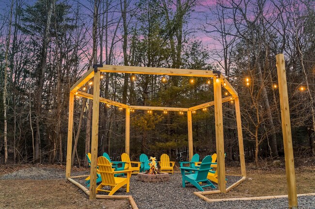 Building Photo - 1551 Wooded Acres Dr