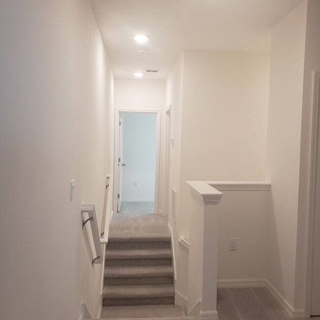 Building Photo - Like new spacious Townhome in Wesley Chapel! 3bedrooms/2.5 bathrooms/2 car garage