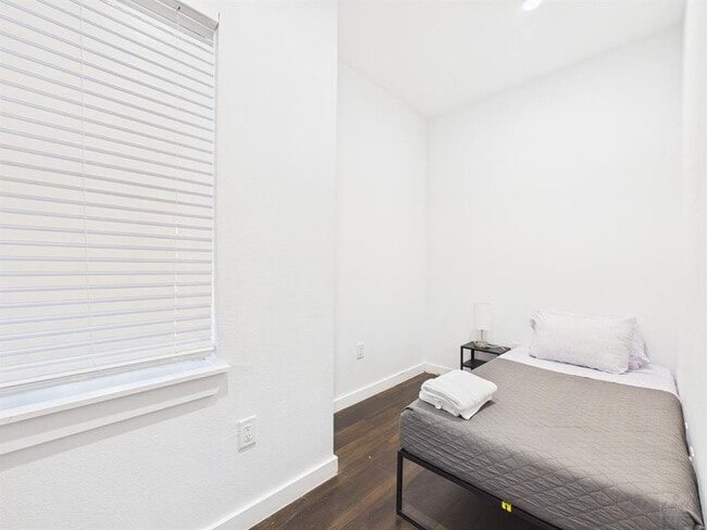 Building Photo - 1010 W 26th St