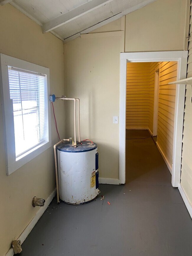 Building Photo - **ON HOLD**3 Bedroom / 1 Bathroom Home for Rent off 2nd Avenue in Columbus, GA***