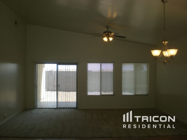 Building Photo - 15613 N Poppy St