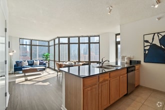 Building Photo - 318 N Desplaines St