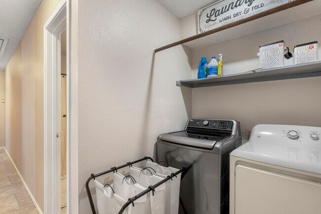 Building Photo - 408 Sycamore Ln