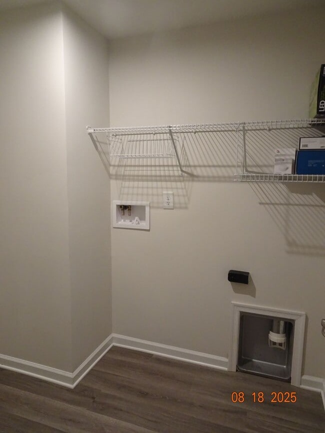 Building Photo - 3 Bedrooms, 2.5 Bathrooms Townhouse Rental