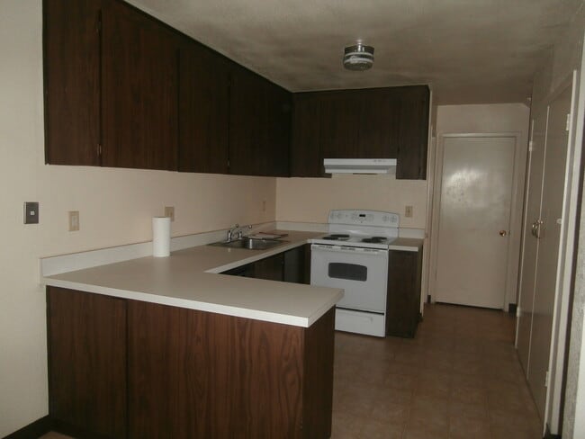 Building Photo - 4 Bedroom 1.5 Bathroom Townhouse (Accepting Section 8)