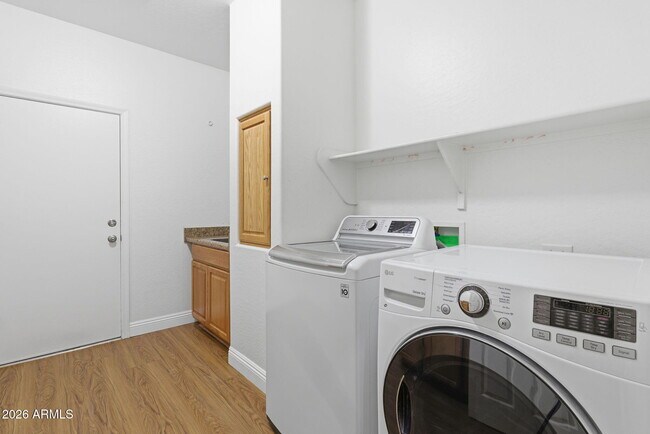 Building Photo - 6206 W Buckhorn Trail