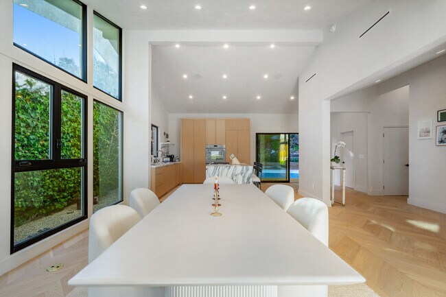 Building Photo - 2221 Bowmont Dr