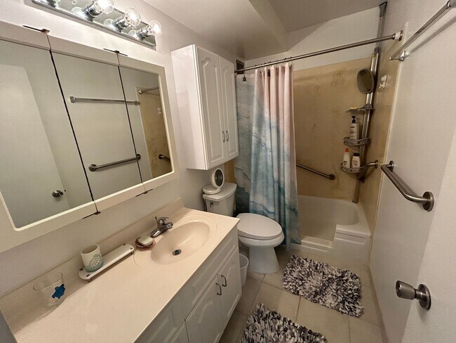 Building Photo - Fully furnished 1 bedroom w/ parking near Hawaii Convention Center, Ala Moana Shopping Center and...
