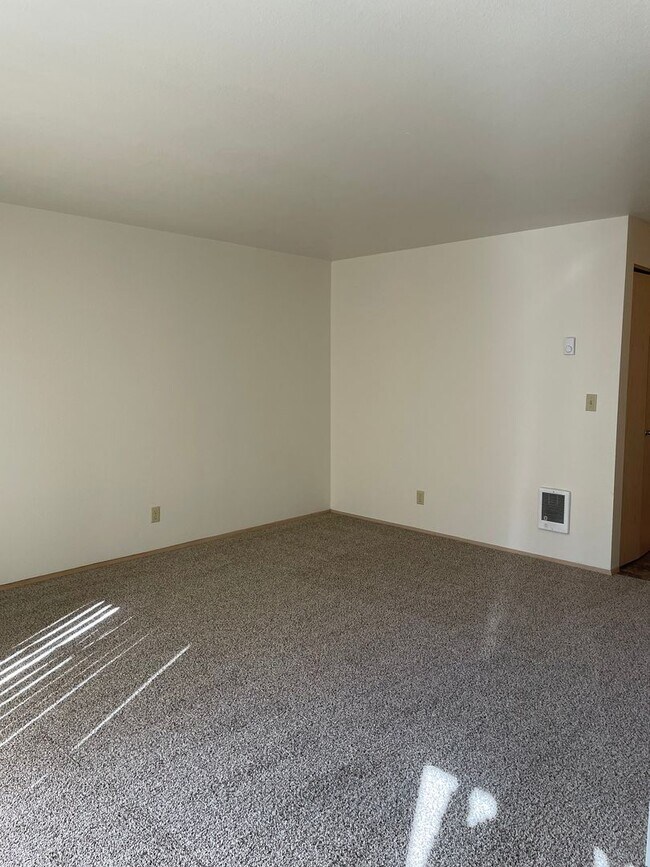 Building Photo - 1 Bedroom 1 Bath Apartment - Second Floor!