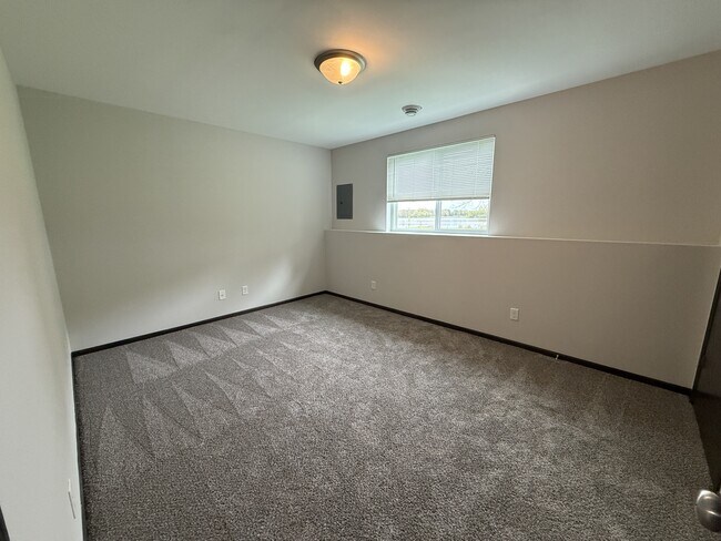 Building Photo - 930 Waters Edge Ct