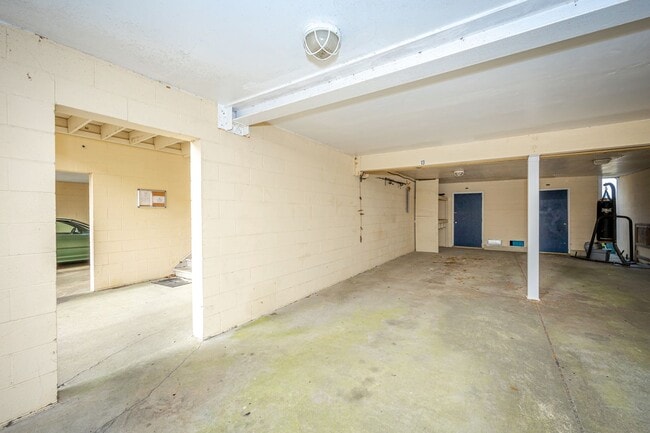 Building Photo - 2421 Beachview Dr