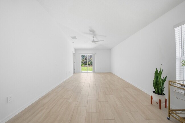 Building Photo - Charming 3-Bed Oasis with 2 Baths in Land O' Lakes – Your Ideal 1,448 Sq Ft Retreat!