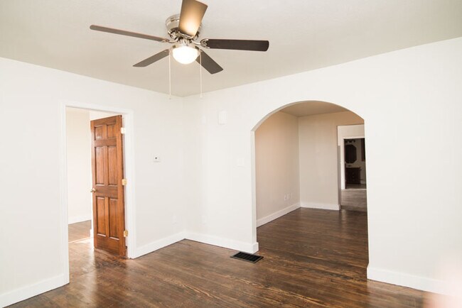 Building Photo - 2320 Southridge Dr