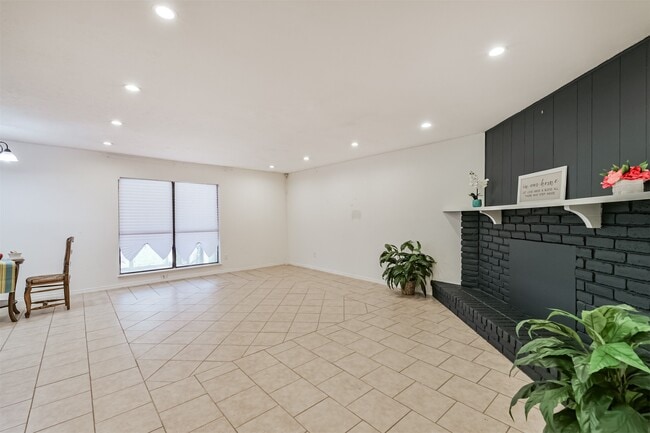 Building Photo - 24426 Rockin 7 Dr