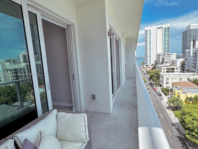 Building Photo - 321 NE 26th St