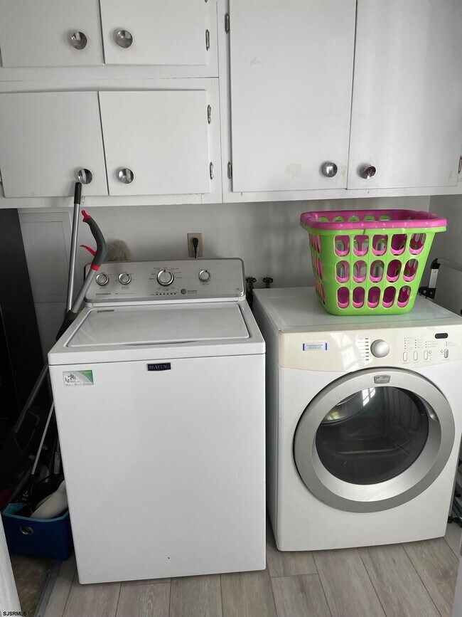 Building Photo - 200 N Essex Ave