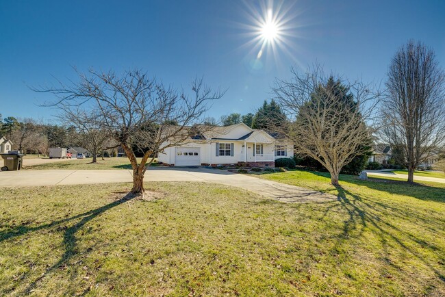 Building Photo - Nicely updated and well-maintained 3 bedro...