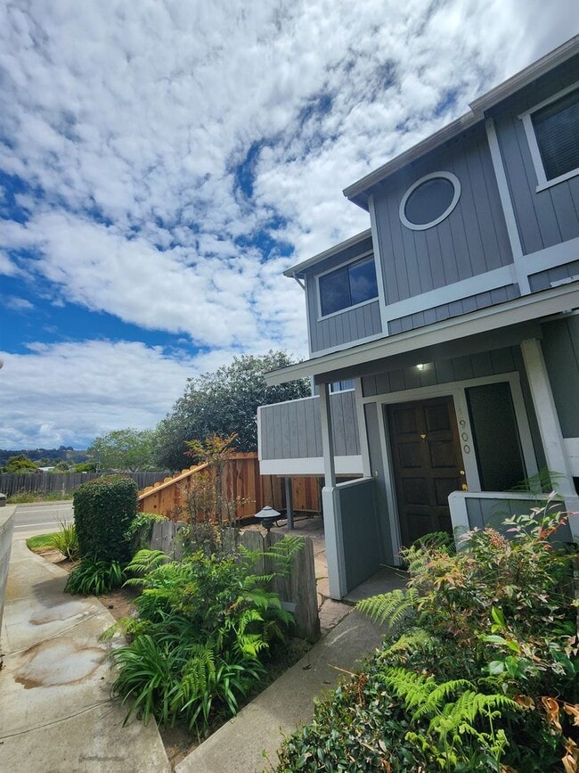 Building Photo - Tri-Level 2 Bed, 1.5 Condo in Oceano- Trash Included!