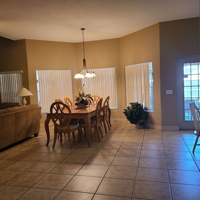 Building Photo - 4BD 4.5 BA Fully furnished home available ...