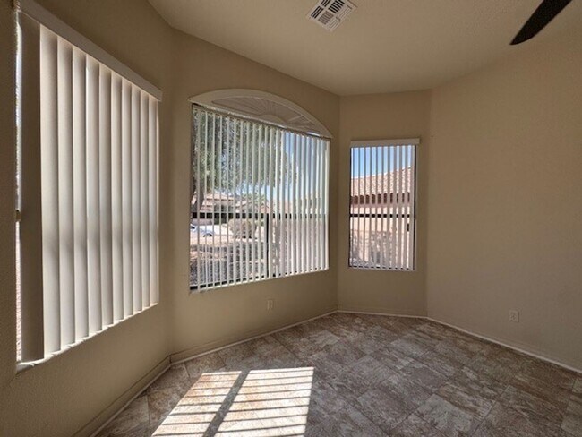 Building Photo - 3 Bedroom Exec Home Bullhead Parkway close...