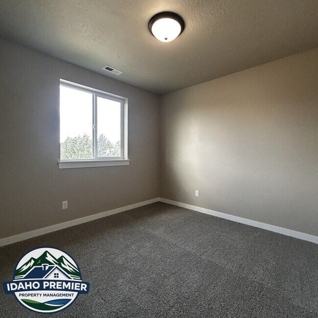 Building Photo - 2052 E Sharptail St