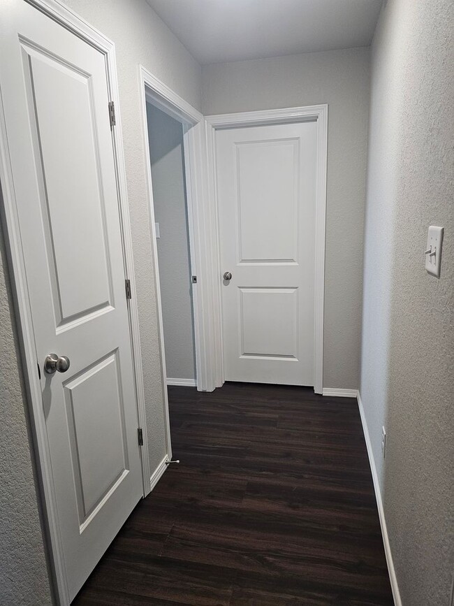 Building Photo - Beautiful New Townhomes in Alma!